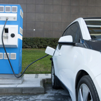 5 Tips for Choosing Between Hybrid and Electric Vehicles