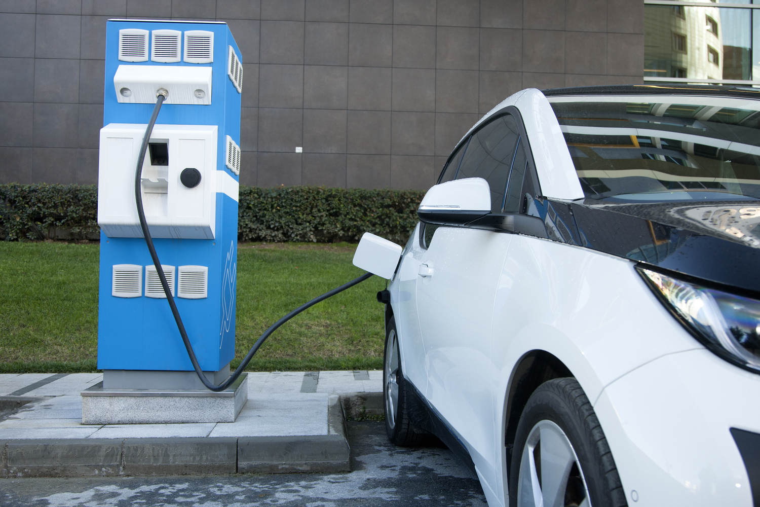 5 Tips for Choosing Between Hybrid and Electric Vehicles